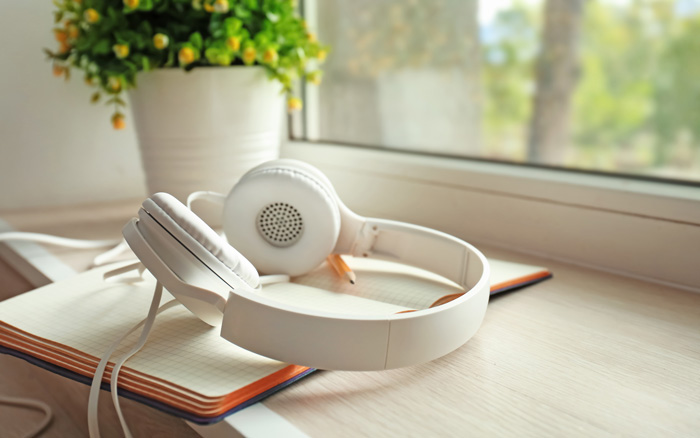 Headphones to listen to binaural beats.